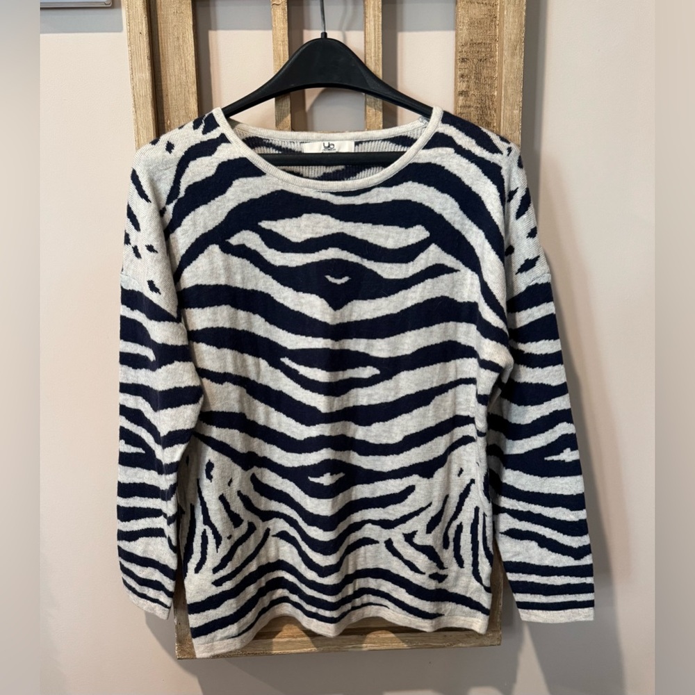 YA Los Angeles Navy and Cream Knit Top Medium